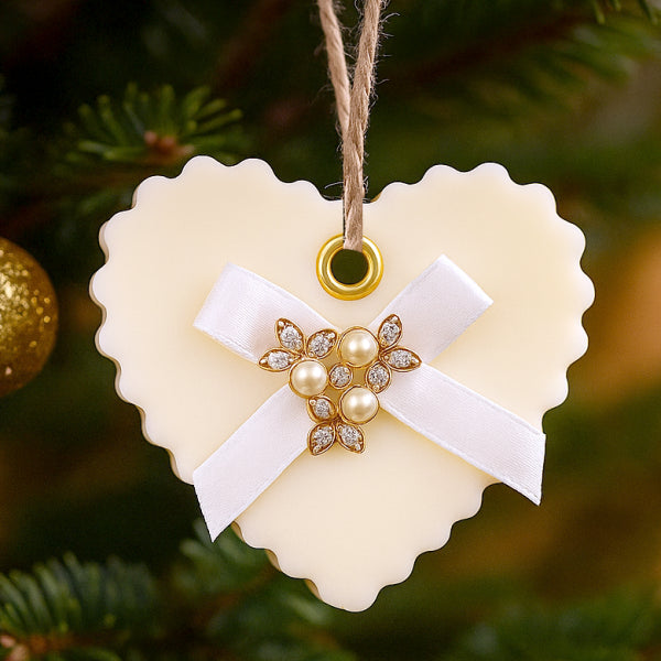 Inima din ceara naturala, alb cu auriu, 7 x 7 cm